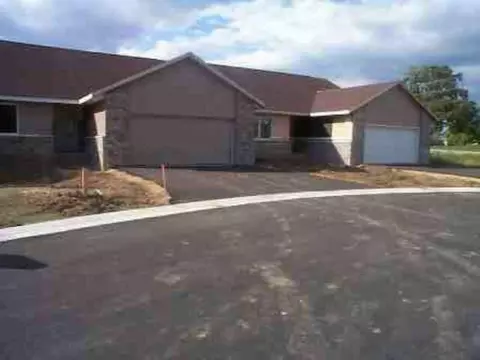 2070 Cherokee Ct, Freeport, IL 61032 photo 1
