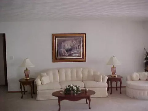 1927 Comanche Ct, Freeport, IL 61032 photo 2