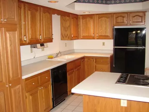 2212 Hillside Ct, Freeport, IL 61032 photo 2