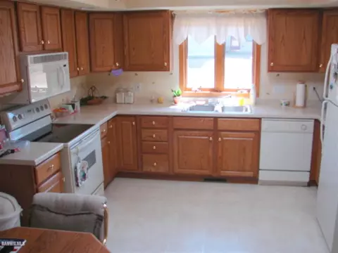1909 Comanche Ct, Freeport, IL 61032 photo 12