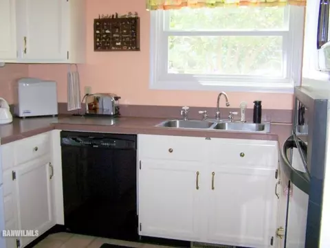 1017 Baxter Ln, Freeport, IL 61032 photo 9