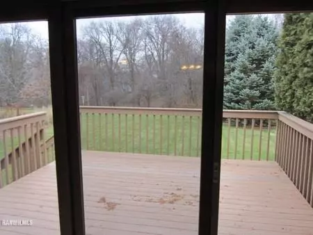 2215 Hillside Ct, Freeport, IL 61032 photo 2