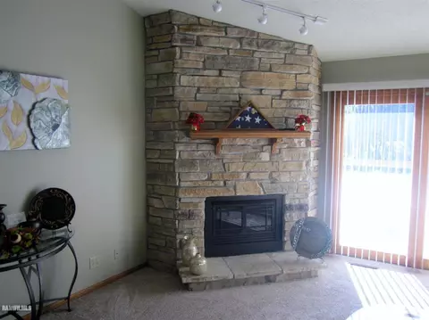 2215 Hillside Ct, Freeport, IL 61032 photo 3