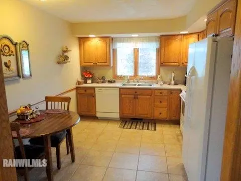 1919 Comanche Ct, Freeport, IL 61032 photo 9