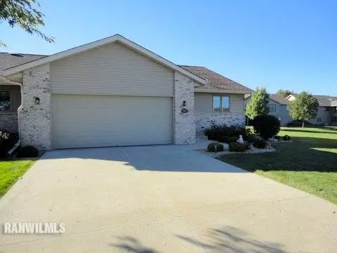 1919 Comanche Ct, Freeport, IL 61032 photo 2