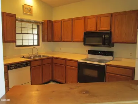 1018 Baxter Ln, Freeport, IL 61032 photo 3