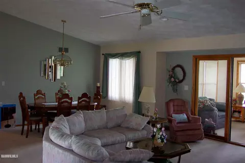 1910 Comanche Ct, Freeport, IL 61032 photo 3
