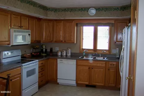 1910 Comanche Ct, Freeport, IL 61032 photo 7