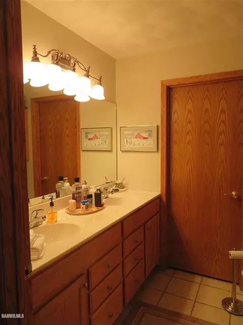 2071 Cherokee Ct, Freeport, IL 61032 photo 9
