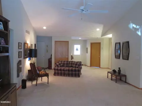 2071 Cherokee Ct, Freeport, IL 61032 photo 4