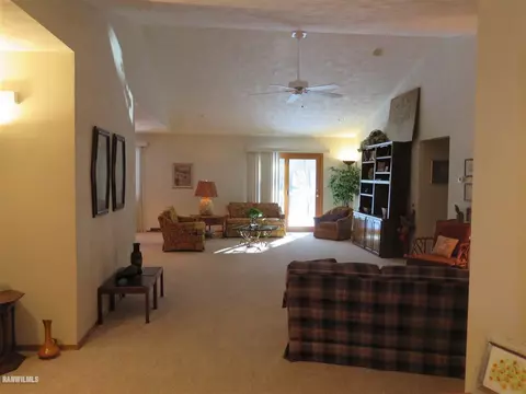 2071 Cherokee Ct, Freeport, IL 61032 photo 2