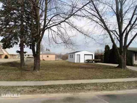 1406 Winter Dr, Freeport, IL 61019 photo 1