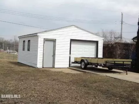 1406 Winter Dr, Freeport, IL 61019 photo 2