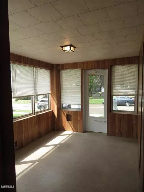 521 N Brick Ave, Freeport, IL 61032 photo 2