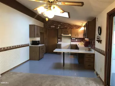 1226 Jay St, Freeport, IL 61032 photo 7