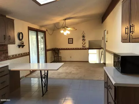 1226 Jay St, Freeport, IL 61032 photo 5