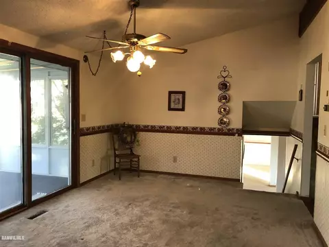 1226 Jay St, Freeport, IL 61032 photo 6