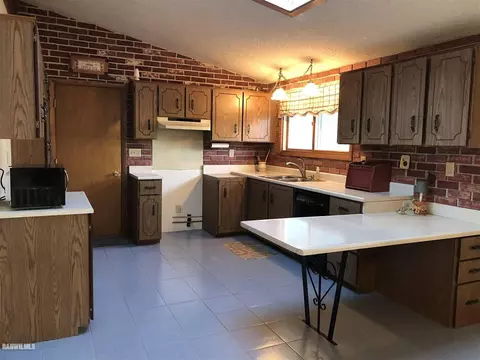 1226 Jay St, Freeport, IL 61032 photo 8