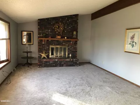 1226 Jay St, Freeport, IL 61032 photo 2