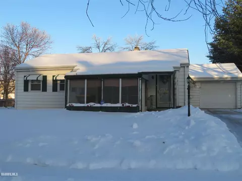 1211 S State St, Freeport, IL 61032 photo 1