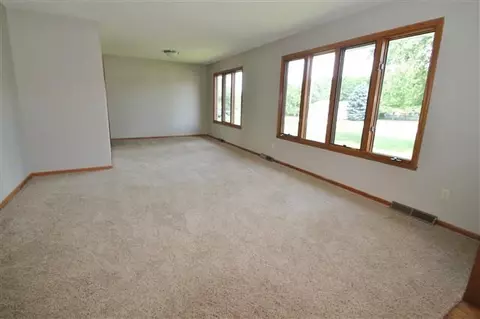 6453 Greystone Dr, Roscoe, IL 61073 photo 2