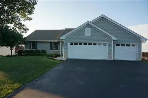 614 Valley View Dr, Pecatonica, IL 61063 photo 1