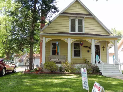 623 E Chamberlin St, Dixon, IL 61021 photo 2