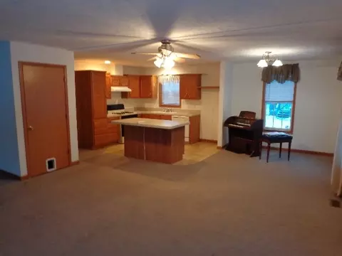 225 E 7th St, Pecatonica, IL 61063 photo 2
