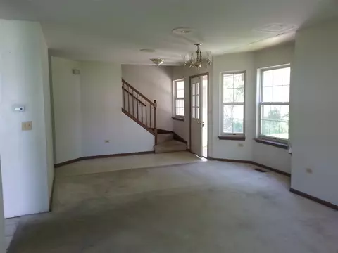 647 Lancaster Cir, Elgin, IL 60123 photo 2