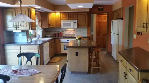 11464 Ridgecrest Dr, Roscoe, IL 61073 photo 2