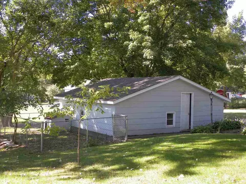 315 E 5th St, Pecatonica, IL 61063 photo 4