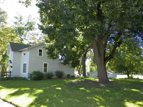315 E 5th St, Pecatonica, IL 61063 photo 2