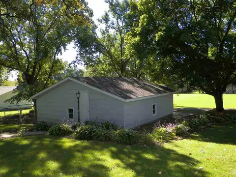 315 E 5th St, Pecatonica, IL 61063 photo 7