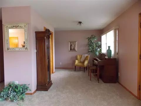 802 N Crestview Trl, Byron, IL 61010 photo 6