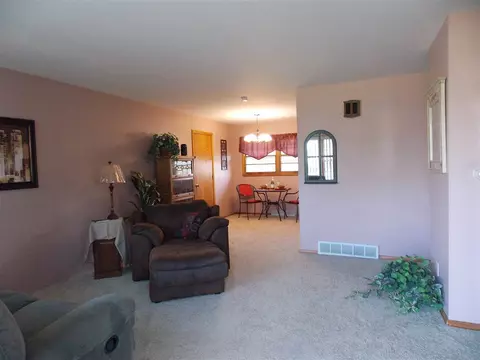 802 N Crestview Trl, Byron, IL 61010 photo 5