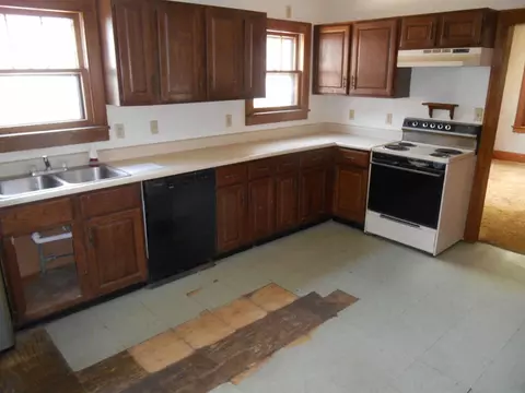 614 E 2nd St, Belvidere, IL 61008 photo 6