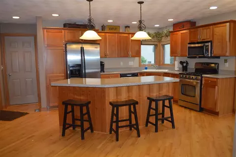 9995 Sara Dr, Roscoe, IL 61073 photo 3