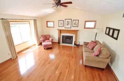 11357 Downing Ln, Roscoe, IL 61073 photo 2