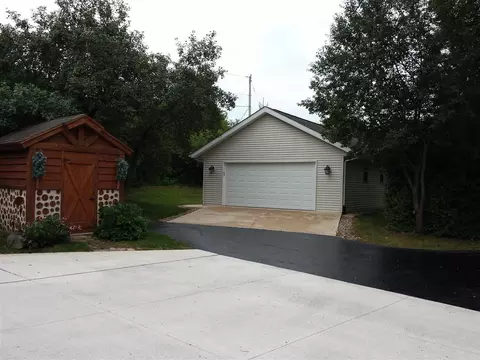 10325 Moonglow Dr, Roscoe, IL 61073 photo 2