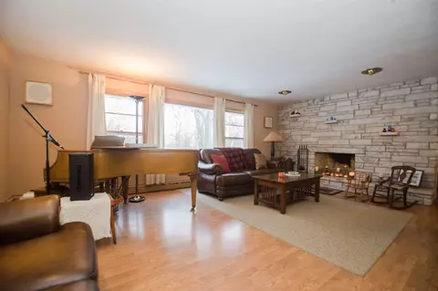 7253 Kinnikinnick Dr, Roscoe, IL 61073 photo 5