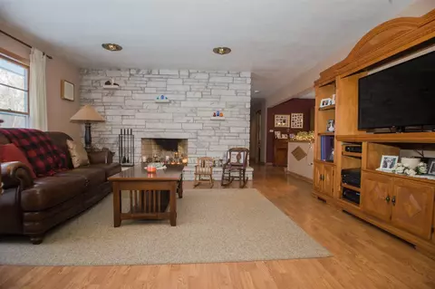 7253 Kinnikinnick Dr, Roscoe, IL 61073 photo 6