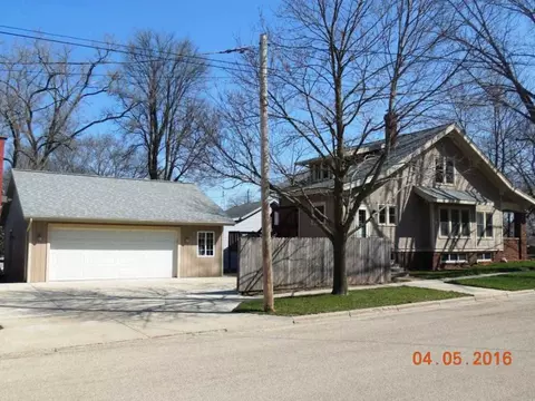429 Washington St, Pecatonica, IL 61063 photo 4