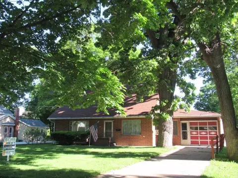 215 W 4th St, Pecatonica, IL 61063 photo 2