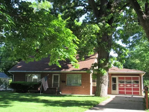 215 W 4th St, Pecatonica, IL 61063 photo 3