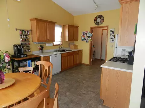 537 Autumnwolf Dr, Davis Junction, IL 61020 photo 2