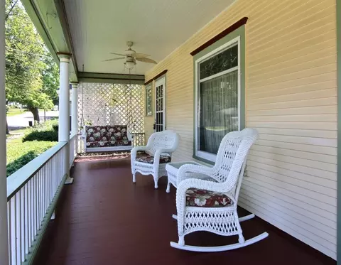 304 W 4th St, Pecatonica, IL 61063 photo 2