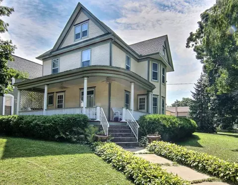304 W 4th St, Pecatonica, IL 61063 photo 1