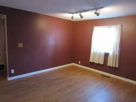 910 Taylor St, Pecatonica, IL 61063 photo 8