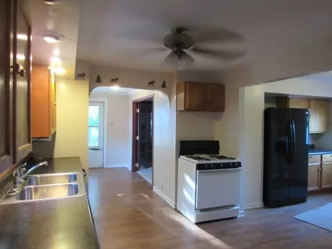 910 Taylor St, Pecatonica, IL 61063 photo 4