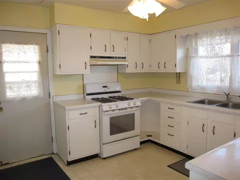 315 Show St, Capron, IL 61012 photo 5